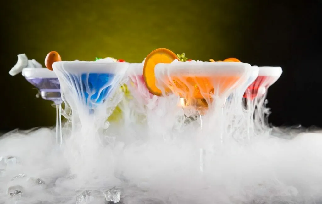 Cocktails mit Trockeneis-Nebel