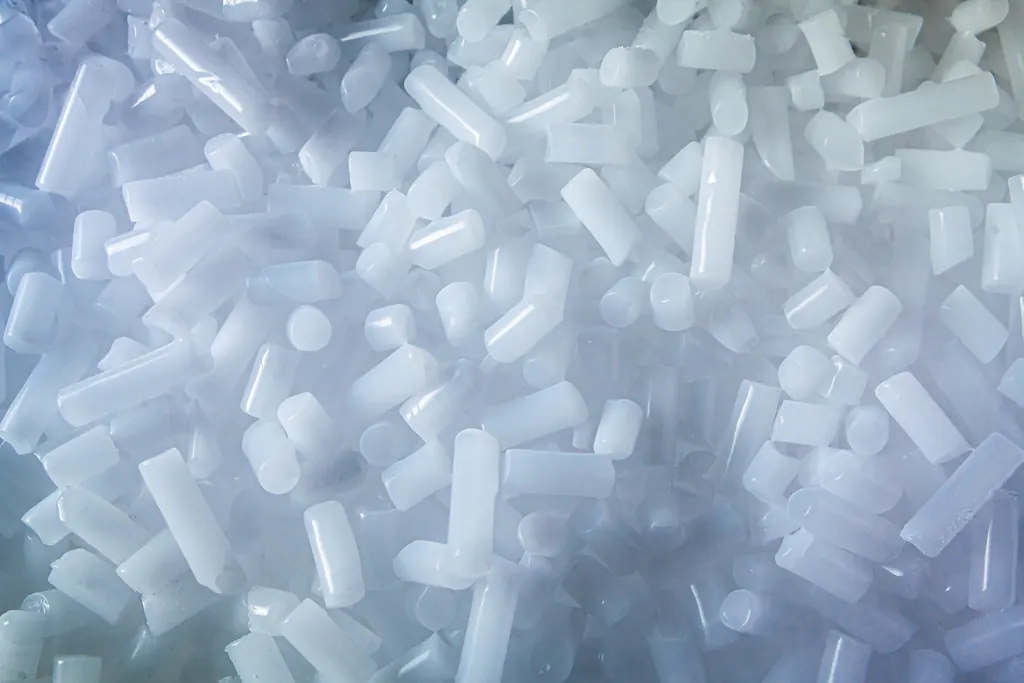Nahaufnahme von Trockeneis-Pellets aus festem Kohlendioxid
