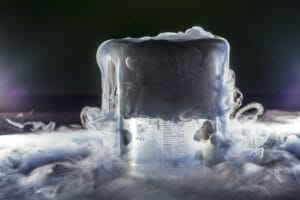 Trockeneis im Messbecher Dampf strömt aus