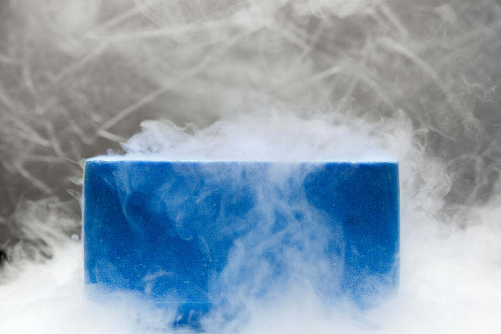 blaue trockeneis transportkiste aus styropor in trockeneis nebel